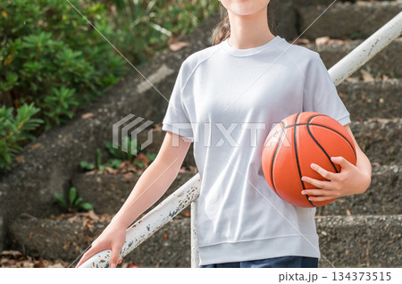 体操服,運動服を着てバスケットボールを持つ小学生,中学生,高校生の女の子,子供 134373515