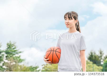 体操服,運動服を着てバスケットボールを持つ小学生,中学生,高校生の女の子,子供 体操服,運動服を着てバスケットボールを持つ小学生,中学生,高校生の女の子,子供 134373516