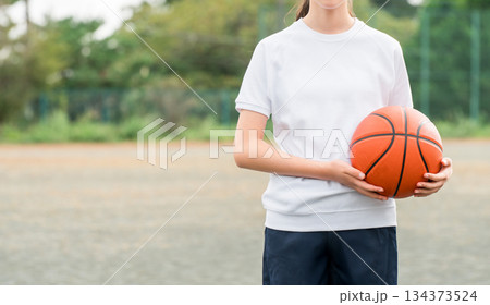 体操服,運動服を着てバスケットボールを持つ小学生,中学生,高校生の女の子,子供 134373524