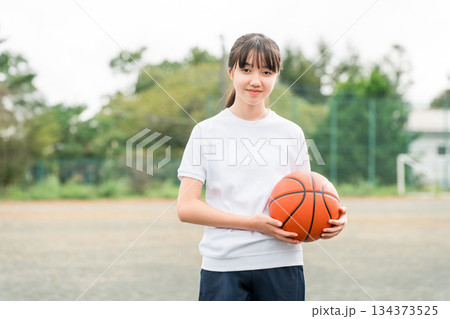 体操服,運動服を着てバスケットボールを持つ小学生,中学生,高校生の女の子,子供 134373525