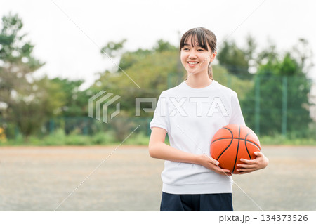 体操服,運動服を着てバスケットボールを持つ小学生,中学生,高校生の女の子,子供 体操服,運動服を着てバスケットボールを持つ小学生,中学生,高校生の女の子,子供 134373526