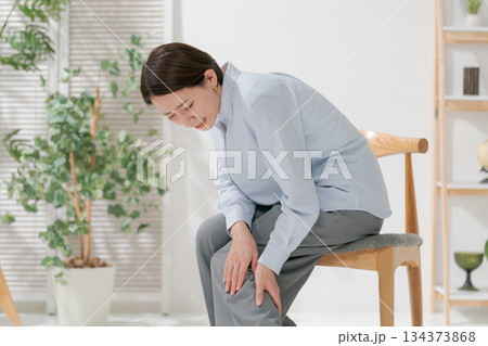 足を痛めた40代女性 足を痛めた40代女性 134373868