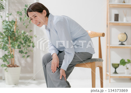 足を痛めた40代女性 134373869