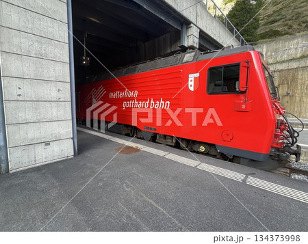 スイス山岳鉄道の赤いラック式電気機関車 134373998