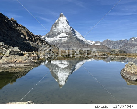 湖に映る美しい逆さマッターホルン 134374047