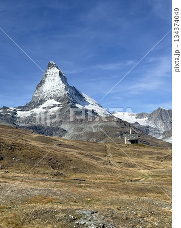 アルプス三大名峰マッターホルンと小さな教会 134374049