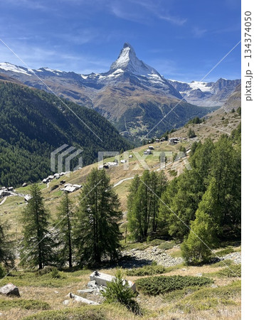 マッターホルンを眺めながらハイキングする風景 マッターホルンを眺めながらハイキングする風景 134374050