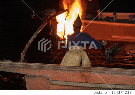 涼を感じる夏の風物詩宇治川の鵜飼いを撮影 134374238