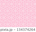 桜の花びらが敷き詰められた背景～ピンクの抽象的な幾何学模様230 134374264