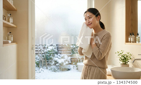 化粧水後にほのかに潤う20代日本人女性｜冬の朝・少し引いたスキンケアCM風 134374500