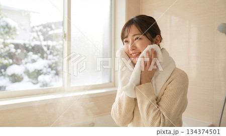 化粧水後にほのかに潤う20代日本人女性｜冬の朝・少し引いたスキンケアCM風 134374501