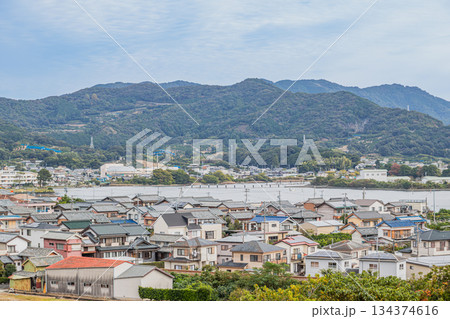 浜松市の三ヶ日の街並みと猪鼻湖の風景(静岡県) 134374616