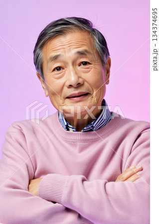 腕を組むシニア男性 腕を組むシニア男性 134374695