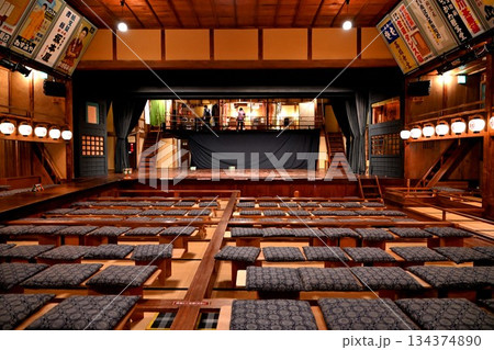 芝居小屋の客席 134374890