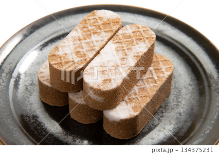 日本の伝統駄菓子、麦こがし 日本の伝統駄菓子、麦こがし 134375231