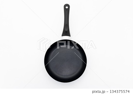 白い背景に置かれた黒いフライパン（調理器具） 俯瞰（真上）からの撮影 134375574