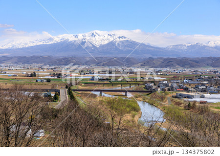 北海道富良野市、富良野川の奥にそびえる富良野岳、前富良野岳、十勝岳【4月】 北海道富良野市、富良野川の奥にそびえる富良野岳、前富良野岳、十勝岳【4月】 134375802