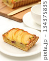 カットしたりんごのタルト 134375835