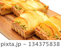 カットしたりんごのタルト 134375838