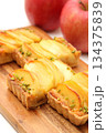 カットしたりんごのタルト 134375839