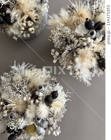 冬をイメージする白花と実物のドライフラワーアレンジ 冬をイメージする白花と実物のドライフラワーアレンジ 134375855