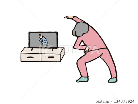 テレビを見ながら体操をするシニア女性 134375924