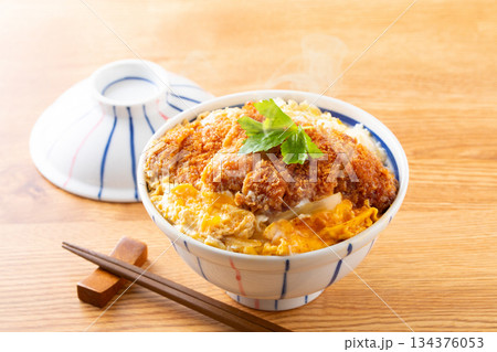 カツ丼を食べる 134376053