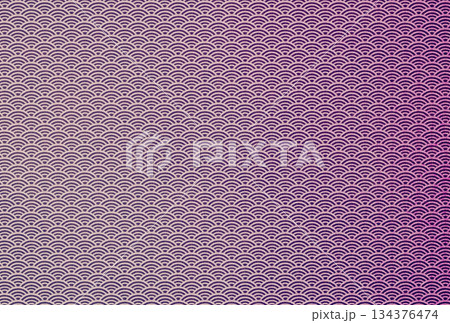 紫色の布生地に白色の青海波模様のグラデーションがある背景画像4 134376474