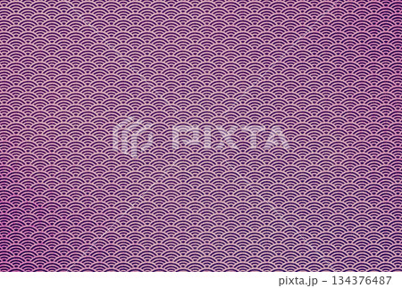 紫色の布生地に白色の青海波模様のグラデーションがある背景画像17 134376487