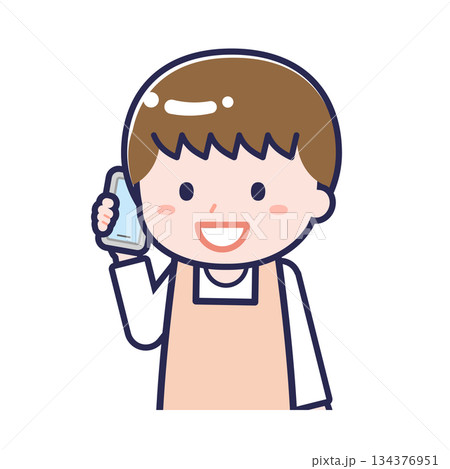 スマートフォンを使う「保育士」の男性 134376951