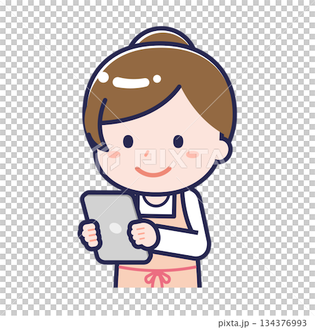 一名女性「育兒工作者」正在使用平板電腦 134376993