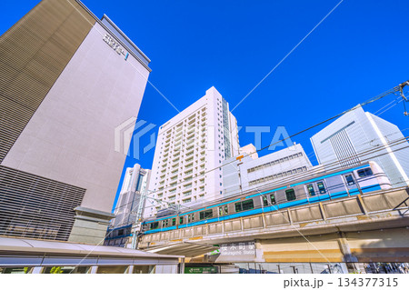 日本の横浜都市景観 桜木町駅 新南口やランドマークタワー、Hメッツ、横浜市役所、電車などを望む 日本の横浜都市景観 桜木町駅 新南口やランドマークタワー、Hメッツ、横浜市役所、電車などを望む 134377315