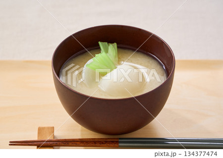 かぶ入りの白味噌仕立てのお味噌汁 かぶ入りの白味噌仕立てのお味噌汁 134377474