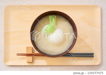 かぶ入りの白味噌仕立てのお味噌汁 かぶ入りの白味噌仕立てのお味噌汁 134377475