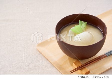 かぶ入りの白味噌仕立てのお味噌汁 134377480