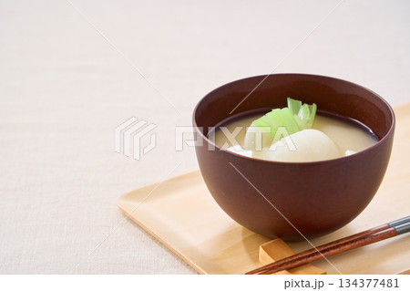 かぶ入りの白味噌仕立てのお味噌汁 134377481