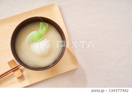 かぶ入りの白味噌仕立てのお味噌汁 かぶ入りの白味噌仕立てのお味噌汁 134377482