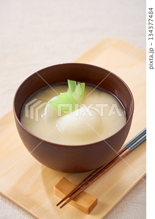 かぶ入りの白味噌仕立てのお味噌汁 134377484