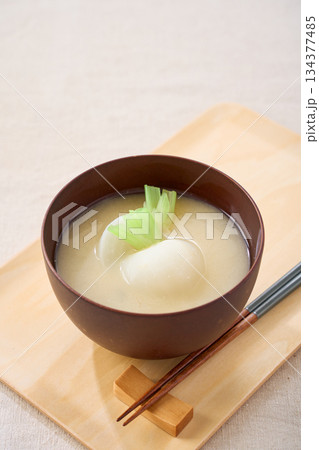 かぶ入りの白味噌仕立てのお味噌汁 134377485