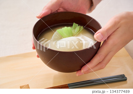 かぶ入りの白味噌仕立てのお味噌汁 134377489