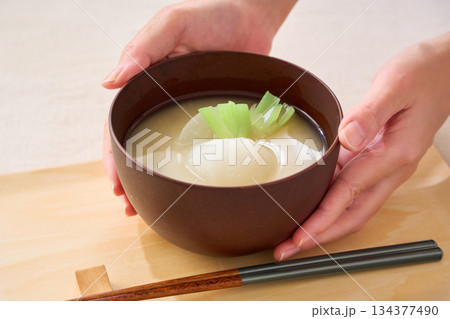 かぶ入りの白味噌仕立てのお味噌汁 かぶ入りの白味噌仕立てのお味噌汁 134377490