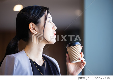 カフェでくつろぐ女性 134377550