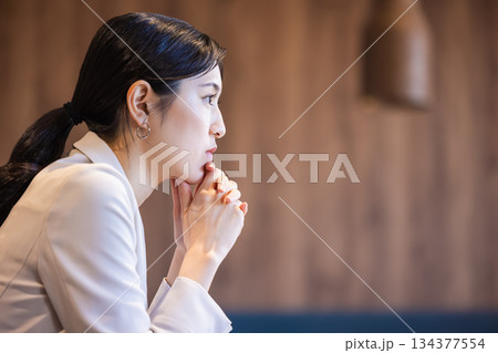 横顔の女性 134377554