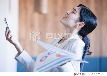 仕事のトラブルに悩むビジネスウーマン 仕事のトラブルに悩むビジネスウーマン 134377560