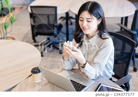 コワーキングスペースで仕事をするビジネスウーマン 134377577