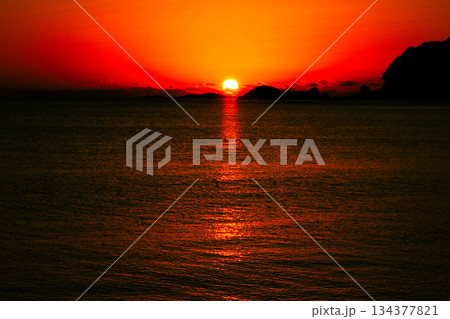 真っ赤に染まる海 真っ赤に染まる海 134377821