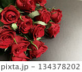 赤いバラの花束 134378202