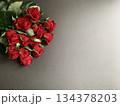 赤いバラの花束 134378203