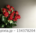 赤いバラの花束 134378204