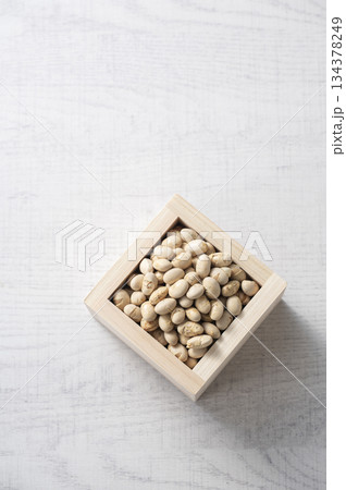 升に入った煎り大豆 134378249